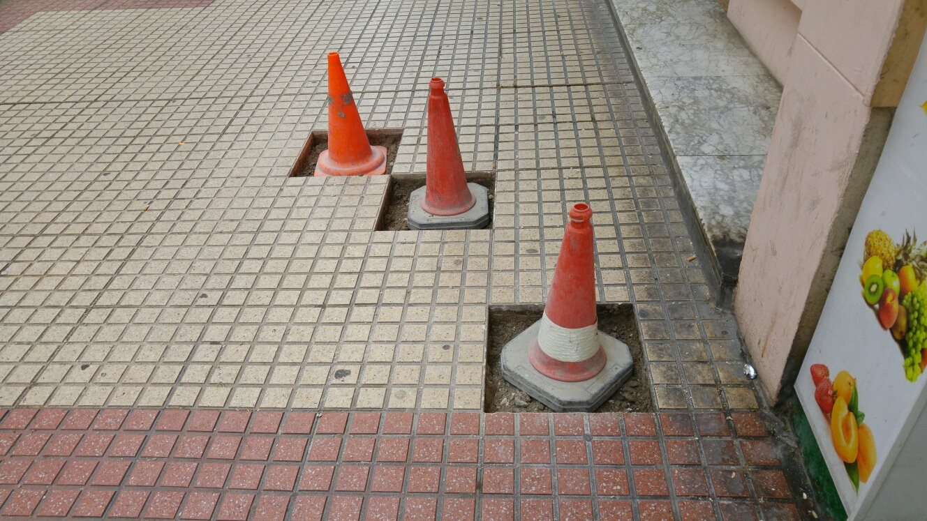 Nuevas baldosas para las aceras estropeadas de Compromiso de Caspe y